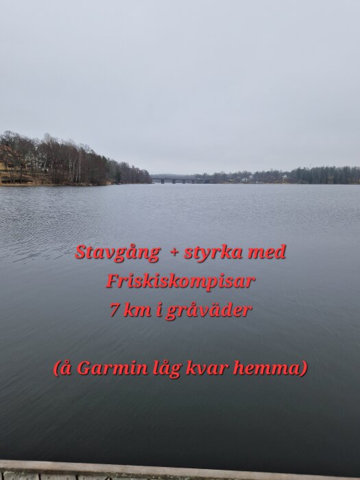 Grått väder vid en sjö med en bro i bakgrunden och text om stavgång och styrketräning.