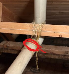 Plastskarp i träkonstruktion, markerad med röd cirkel för potentiell otäthet.