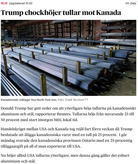 Bild av ett kanadensiskt stållager med högar av stålbalkar, som illustrerar en artikel om ökade tullar på stål och aluminium från Kanada till USA.
