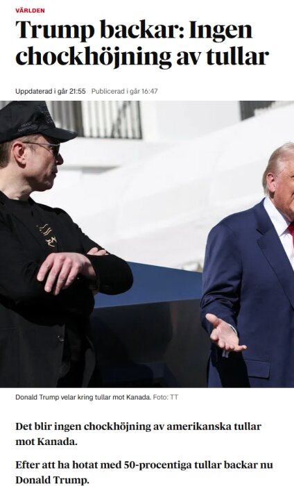 Två personer står och diskuterar framför en byggnad, den ena gestikulerar med handen. Rubriken handlar om tullar i USA.