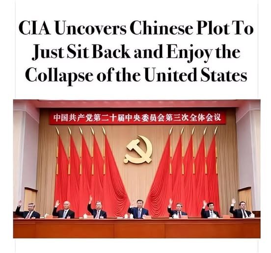 CIA avslöjar kinesisk plan att njuta av USA:s kollaps" över bild från kinesisk politisk möte med flaggor och hammare och skärasymbolen i bakgrunden.