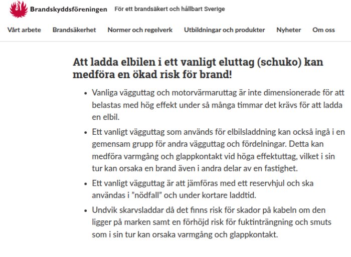 Brandskyddsföreningens varning om risker vid laddning av elbil i vanligt vägguttag, med betoning på brandrisk och säkerhetsåtgärder.