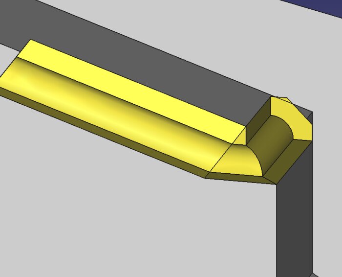 Formad trälist i gult, monterad på två grå väggar, med en snygg snedkapning i ett hörn, illustrerar korrekt montering av en list.