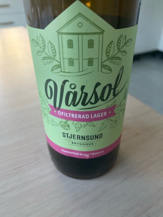Flaska med etiketten "Vårsol Ofiltrerad Lager" från Stjernsund Brygghus, hantverksöl bryggd i Dalarna.