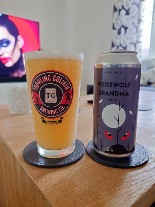 Ett ölglas med texten "Toppling Goliath Brewing Co." bredvid en burk "Werewolf Grandma" SDH IPA från Fuerst Wiacek.