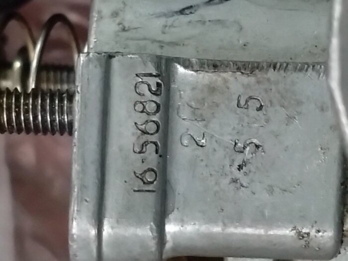 Närbild av en Mikuni-förgasardel med serienummer 1656821 och inskriptioner, använd i en fråga om identifiering av modell på en moped.