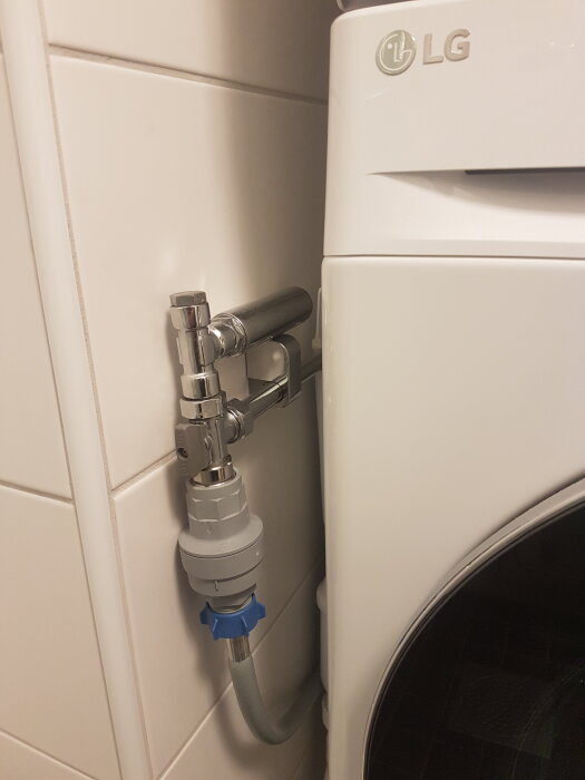 Monterad T-koppling avsedd för tryckstödsdämpare Bild3.jpg