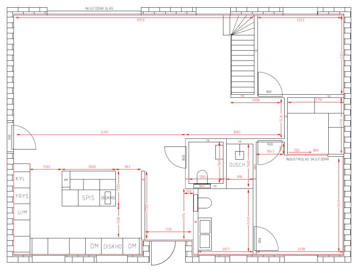 Planritning med kök, vardagsrum, badrum och sovrum. Mått och placering av dörrar och väggar är markerade.