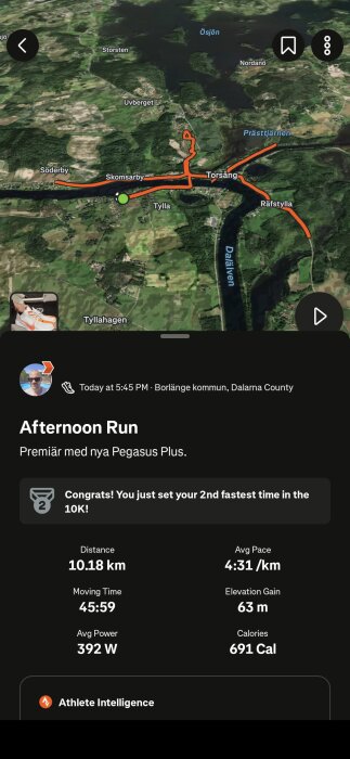 Karta med en löprunda i Borlänge, 10,18 km, med detaljer som medelhastighet och kaloriförbränning. Texter om premiär av nya Pegasus Plus-skor.