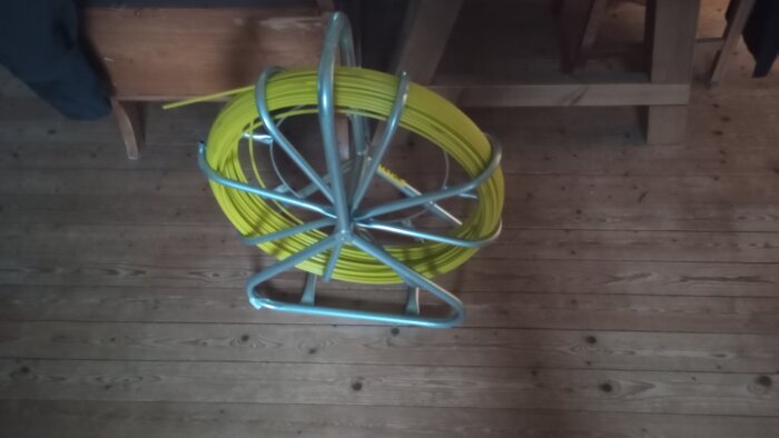 Rörål från Amazon på trägolv, gul kabel i metallställning. Används för tomrörsdragning. Längd cirka 120 meter, saknar broms/spärr.
