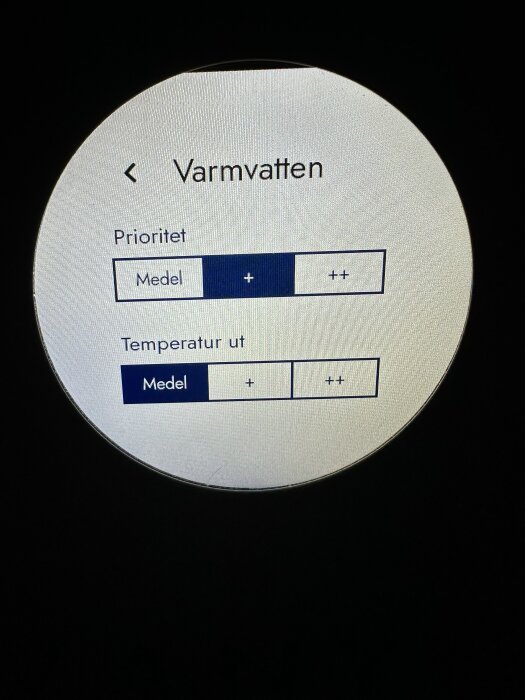 Inställningsmeny för varmvattenprioritet och temperatur med val: Medel, + och ++.