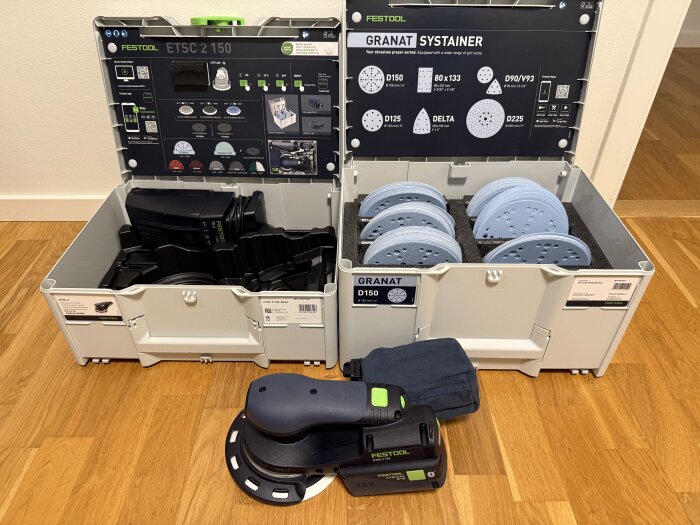 Festool ETSC 2 150 och Granat Systainer med slipmaterial på golvet.