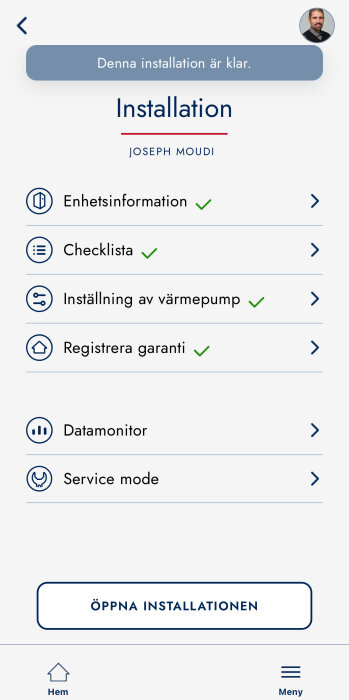 Appskärm för installation med avklarade steg: Enhetsinformation, Checklista, Inställning av värmepump, Registrera garanti; knappen "Öppna installationen".