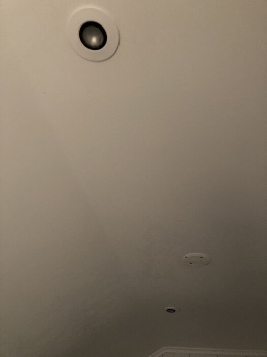 Tak med två inbyggda spotlights och ett doslock mellan dem; användaren oroar sig för bränt lukt och varmt doslock.