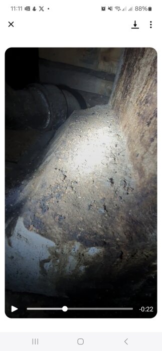 Missfärgad murstock på vinden med eventuellt musbajs och tecken på fukt.