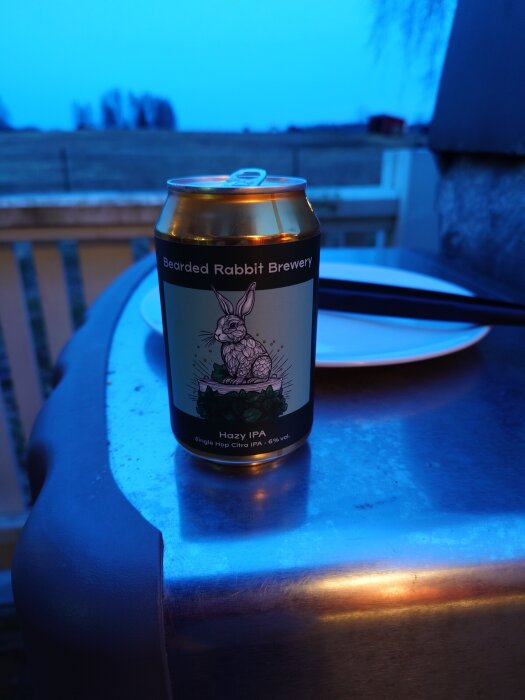 En ölburk från Bearded Rabbit Brewery står på en grill, med landskap i bakgrunden.