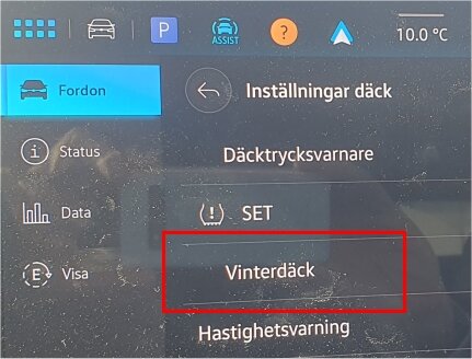 Bilens skärmvisning visar inställningar för däck, markerat med "Vinterdäck" i rött, vilket tyder på att bilen tror att vinterdäck är monterade.
