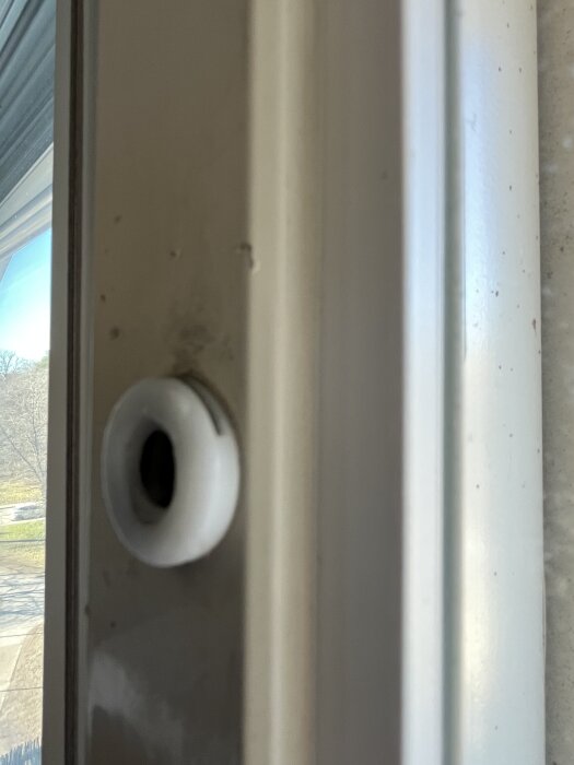 Beslag vid fönsterkant, troligen fönsterhake från 90-talet, som efterfrågas för inköpsinformation.