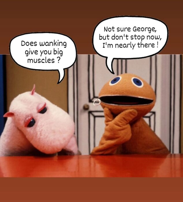 Två dockor med pratbubblor; den vänstra frågar om träning ger stora muskler, den högra svarar humoristiskt.