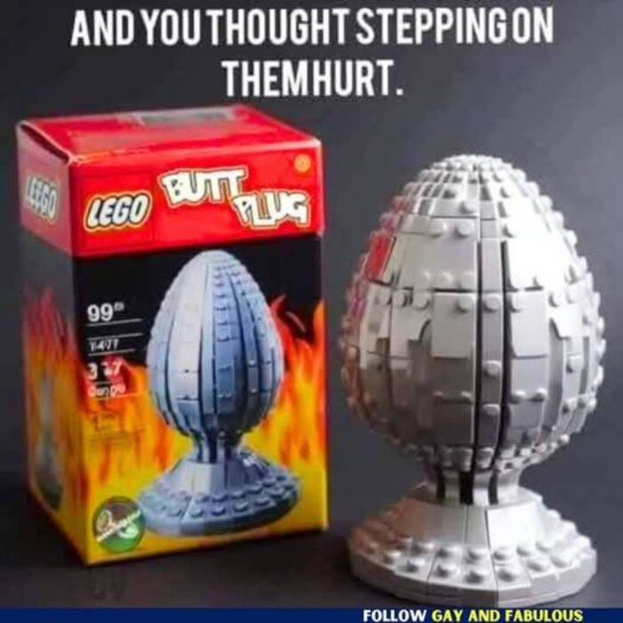 Låda med texten "LEGO Butt Plug" bredvid en modell av ett stort äggformat föremål byggt av grå LEGO-bitar.