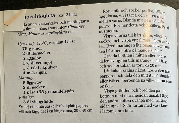 Recept på Pinocchiotårta med ingredienser och instruktioner för sockerkaks- och marängtårta med mandelspån.