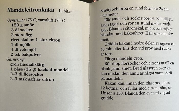 Recept på mandelcitronkaka från en bok, innehåller ingredienser och instruktioner för att baka och garnera kakan.