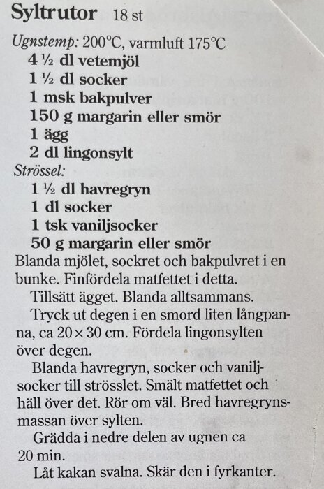 Recept för att baka syltrutor med ingredienser och instruktioner, inklusive ugnstemperatur och steg för att förbereda strösslet.
