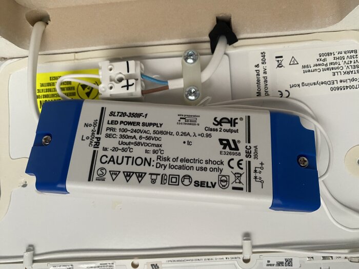 LED-drivdon SLT20-350IF-1 installerat med kablar anslutna, visar tekniska specifikationer och varningar för säker användning.