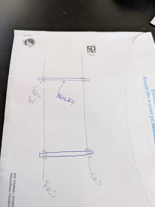 Skiss på ett beslag som monteras mellan två falsar, med noteringar om stegens placering.