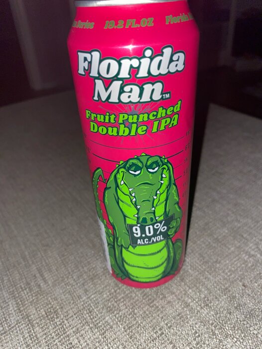 Energidrycksburk med texten "Florida Man" och 9% alkoholhalt med en tecknad krokodil på etiketten.