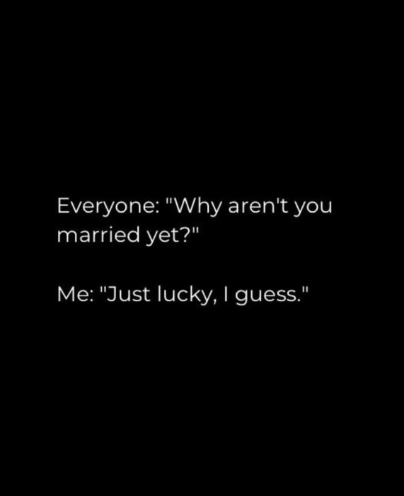 Textbild med dialog: "Everyone: 'Why aren't you married yet?' Me: 'Just lucky, I guess.'