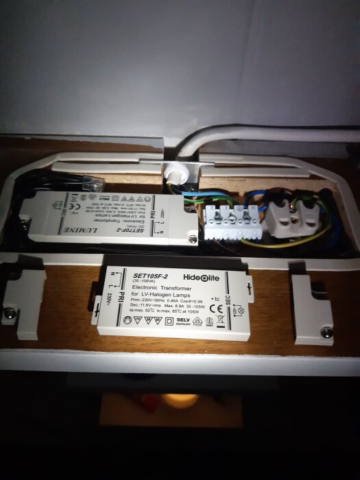 Trasig transformator i badrumshyllan ersatt, visas installerad med nya ledningen på plats.