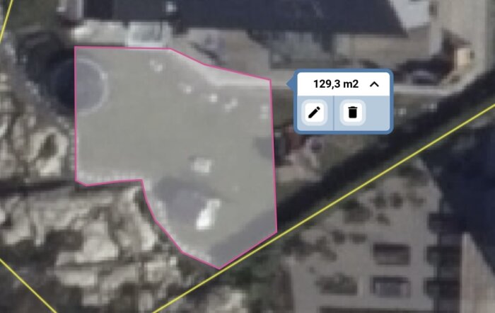 Satellitbild över trädgård med markerad yta för planerad pool och altan, 129,3 m2. Marken är plan och till viss del bergig.