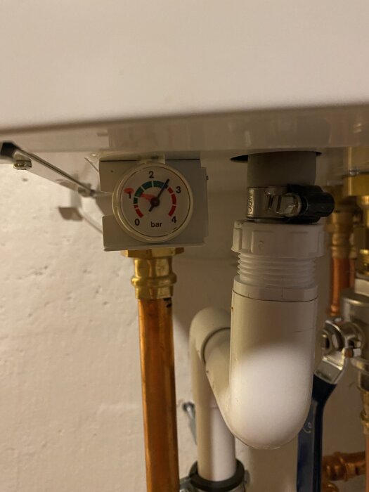 Manometer på Bosch luft/vatten värmepump visar tryck över det markerade röda strecket.