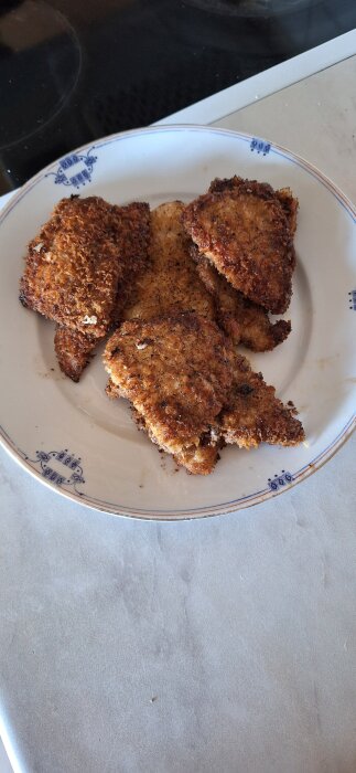 Hemmagjorda schnitzlar på en vit tallrik.