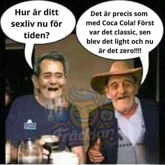 Två äldre män skrattar och pratar om sexliv jämfört med Coca-Cola-varianter.