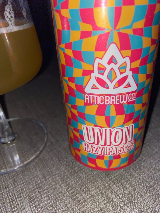 Burk med Union hazy IPA 5.2% från Attic Brew Co, färgglad etikett.