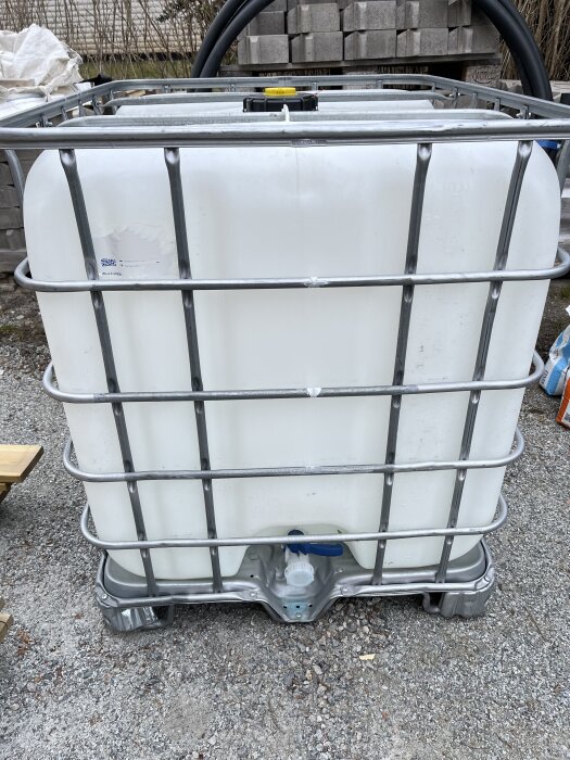 IBC-tank på 1000L med metallpall, använd för spolarvätska, säljes.