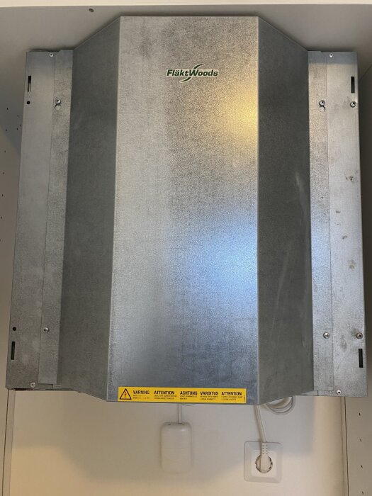 Ventilationsfläkt från FläktWoods inuti ett skåp. Fläkten orsakar ljud som önskas isoleras i ombyggt sovrum.