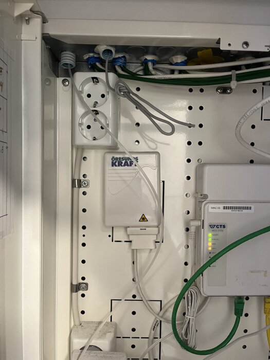 Mediacentral med kablar och ett eluttag, inklusive kopplingsboxar och märkningar.