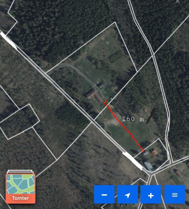 Satellitbild som visar en fastighet i mitten med en mätt linje på 160 meter till närmaste tomt. En liten stuga syns på åkern till höger.