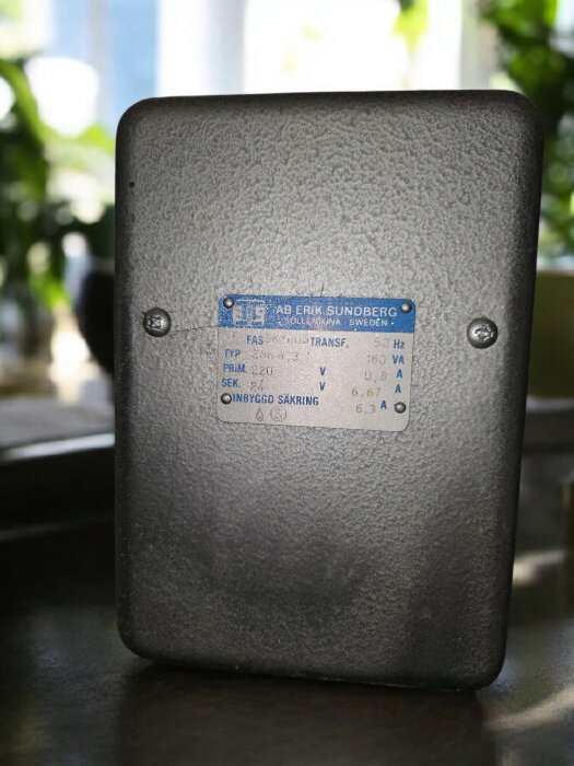 En fas-skyddstransformator från AB Erik Sundberg med specifikationer på en skylt.