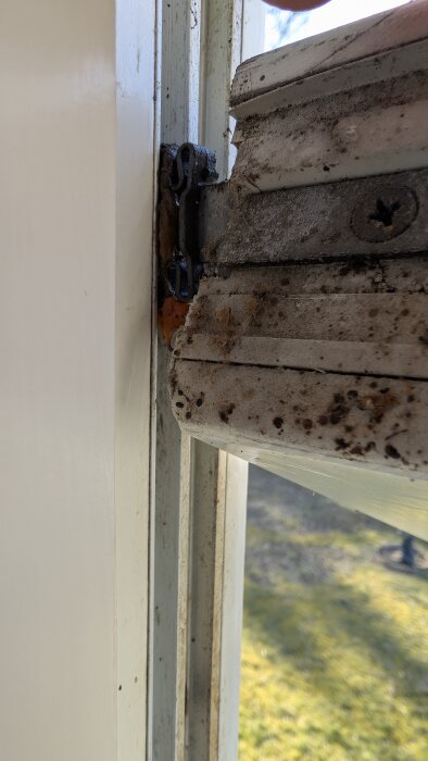 Fönster med beslag som inte passar; fönstret går inte att stänga då beslaget bygger för mycket på höjden.