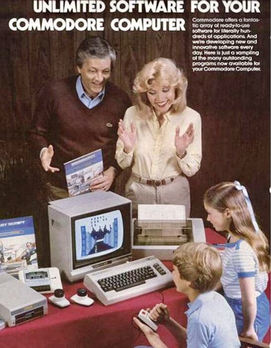 En familj samlad runt en Commodore-dator, barn spelar med joystick och föräldrar tittar glatt på, broschyr och skärm synliga.