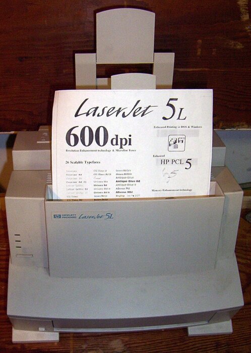 HP LaserJet 5L skrivare med papper som visar 600 dpi upplösning och typsnittsalternativ.