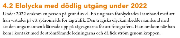 Text om en dödsolycka 2022 då en man omkom vid spårtrafik efter kontakt med strömförande ledningar vid fotografering på tågvagnar.