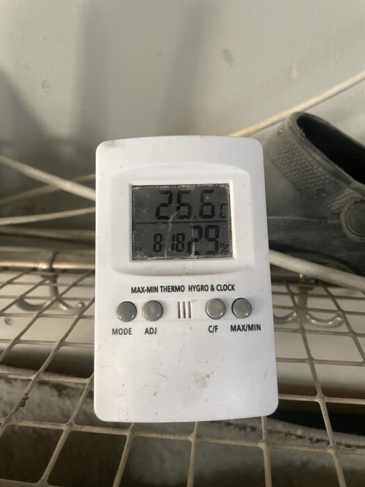 Digital termometer-hygrometer visar 25,6 grader Celsius och 81% luftfuktighet.
