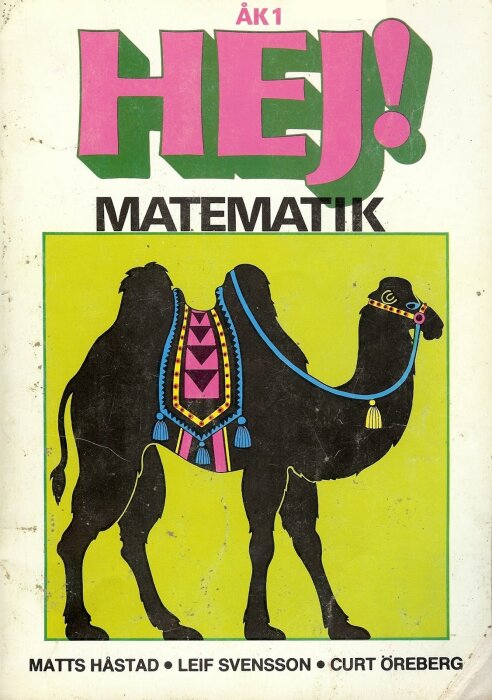 Omslag av en mattebok för årskurs 1 med en illustration av en kamel med färgglatt täcke.