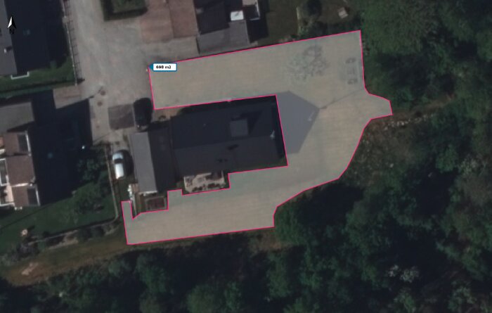 Satellitbild av en tomt med ett hus och markerad gräsyta om 698 m² för robotgräsklippare, omgiven av träd och andra hus.