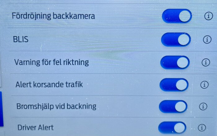 Bild av bilinställningar med olika säkerhetsfunktioner, inklusive fördröjning av backkamera och varningssystem, alla aktiverade.